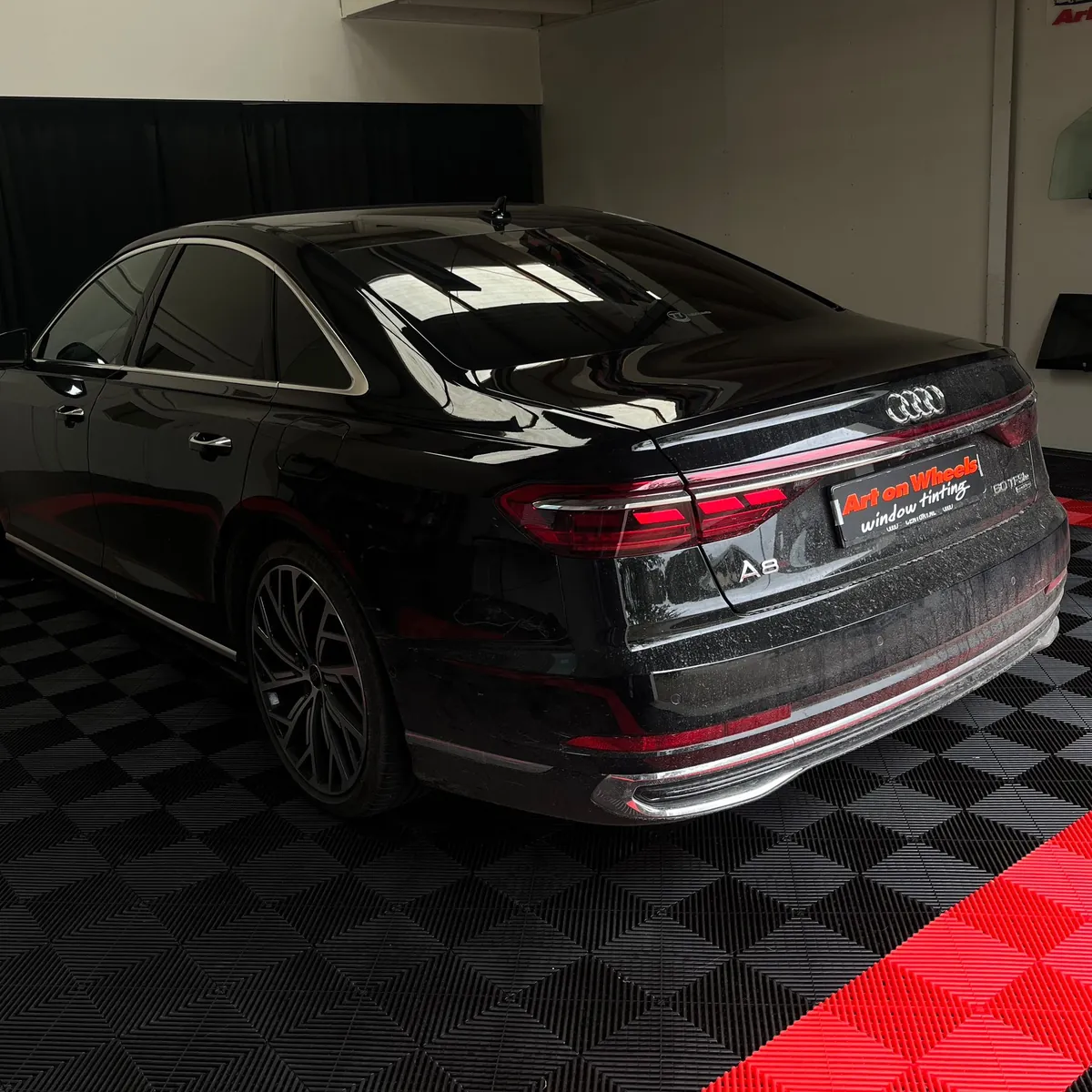 Zwarte Audi A8 met getinte achterruiten in de showroom van Art on Wheels
