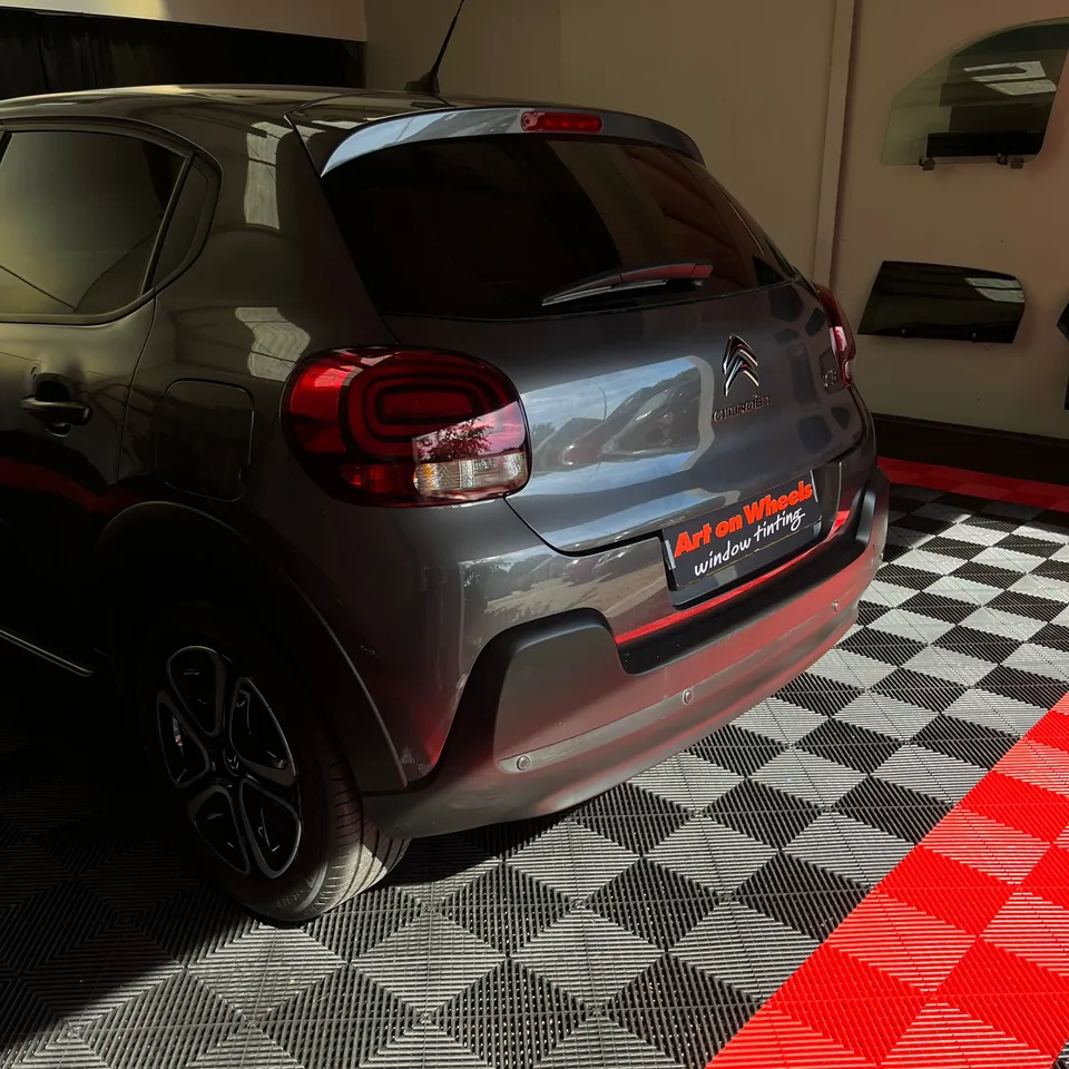 Grijze Citroën C3 met getinte achterruit in de tintshop