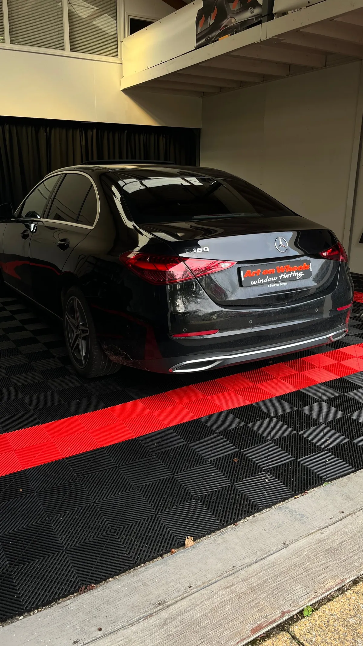 Zwarte Mercedes C-klasse met getinte ruiten in de showroom
