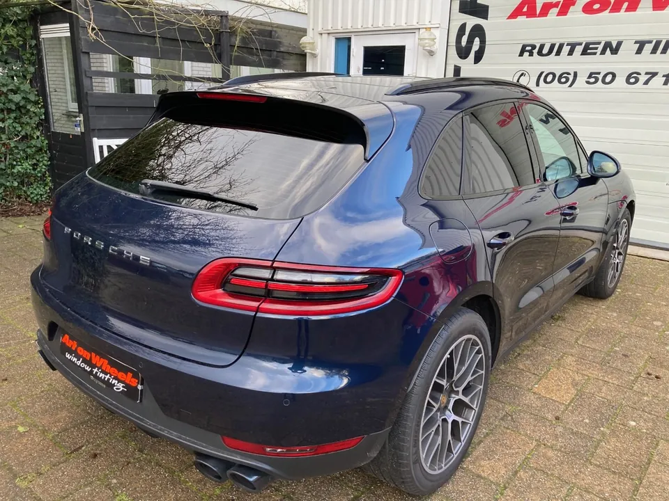 Blauwe Porsche Macan met getinte ruiten voor de tintshop