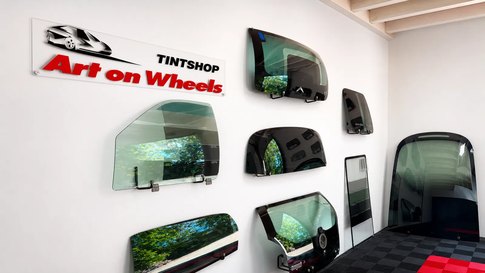 Voorbeeldruiten in alle tinten aan de wand van de tintshop in Schagen